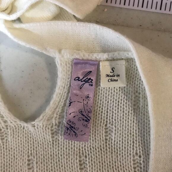 Alya Knitted Crop Sweater Bell Sleeves Small Keyhole - Picture 8 of 14